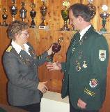 Abschieen 2004 - Doris berreicht den Pokal 